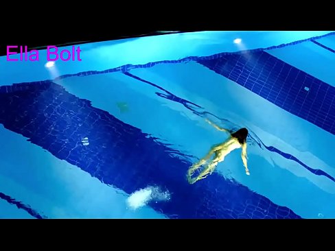 ❤️ මට නැරඹීම නැවැත්විය නොහැක, තරුණ රන්වන්තිය ELLA BOLT නිවාඩු නිකේතනයේ තටාකයේ නිරුවතින් පිහිනීමට හසු විය ️❌ Porno අප වෙත  ️❤